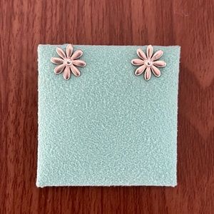 Matte daisy earrings‎